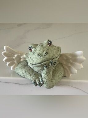 Ceramic shelf frog with wings